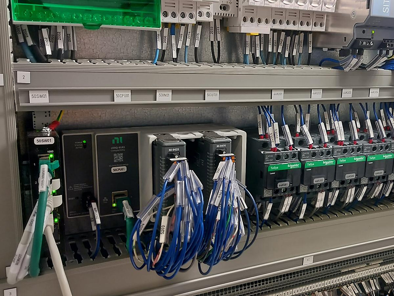 Armoire de banc de test avec contrôleur NI CompactDAQ, modules d’entrées-sorties et câblage